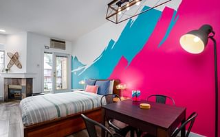 What is the average income per night for an Airbnb host?